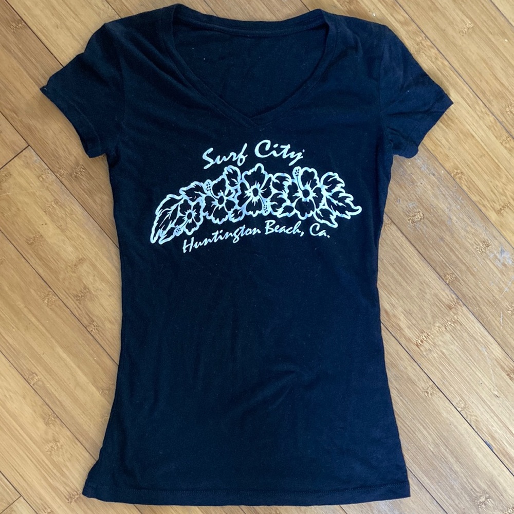 ❤️‍🔥 $5 or 3 / $12 ❤️‍🔥 Black V-Neck T-Shirt